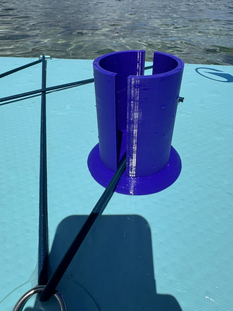 Support de canette imprimé en 3D fixé sur le paddle